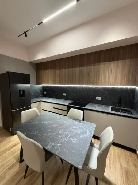 Tirane, jepet me qera apartament 1+1 Kati 5, 90 m² 100 € (Kompleksi delijorgji)