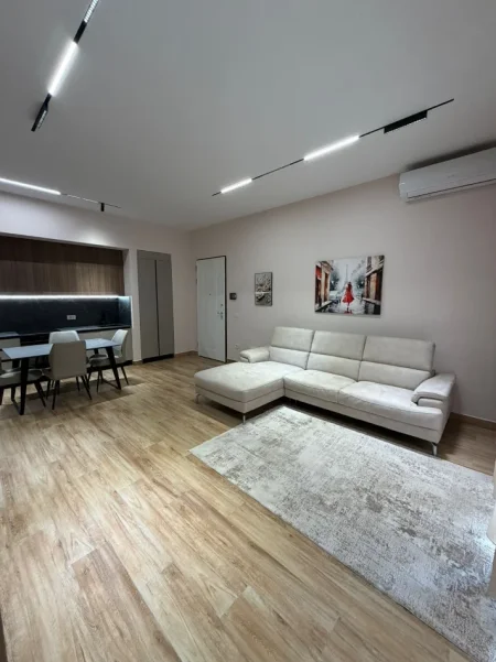 Tirane, jepet me qera apartament 1+1 Kati 5, 90 m² 100 € (Kompleksi delijorgji)