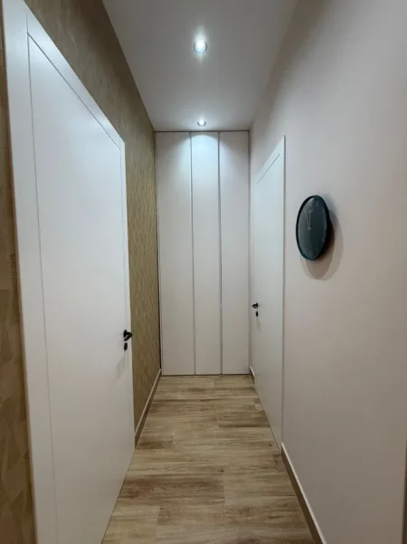 Tirane, jepet me qera apartament 1+1 Kati 5, 90 m² 100 € (Kompleksi delijorgji)