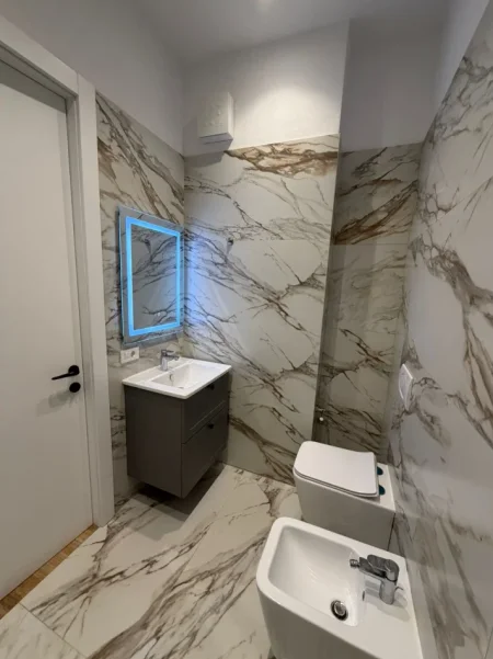 Tirane, jepet me qera apartament 1+1 Kati 5, 90 m² 100 € (Kompleksi delijorgji)