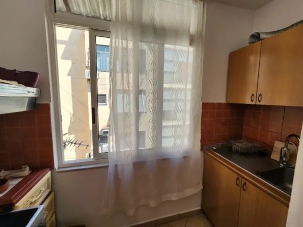 Tirane, jepet me qera apartament 2+1+Ballkon Kati 4, 86 m² 500 € (Pranë Shkollës së Baletit)