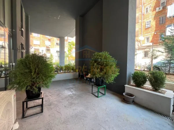 Tirane, jepet me qera ambjent biznesi Kati 0, 90 m² 1.000 € (Rruga TeftaTashko Koco)