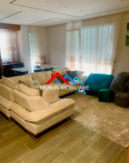 Tirane, jepet me qera apartament 3+1+Ballkon Kati 9, 120 m² 1.068 € (RRUGA E DIBRES)