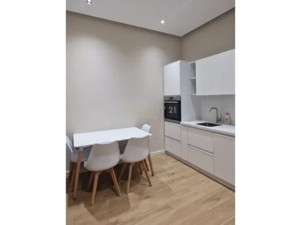 Tirane, jepet me qera apartament 1+1 Kati 5, 55 m² 650 € 