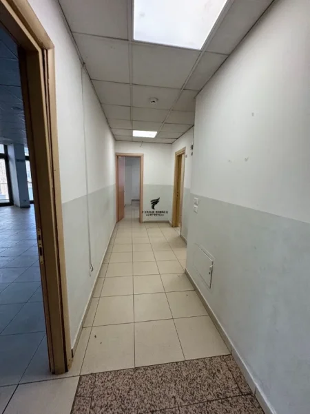 Tirane, jepet me qera zyre Kati 4, 200 m² 3.000 € (BLLOK)