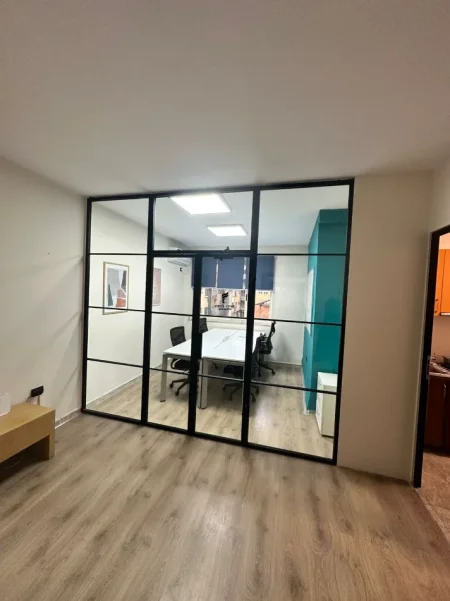 Tirane, jepet me qera zyre Kati 2, 140 m² 2.500 € (BLLOK)