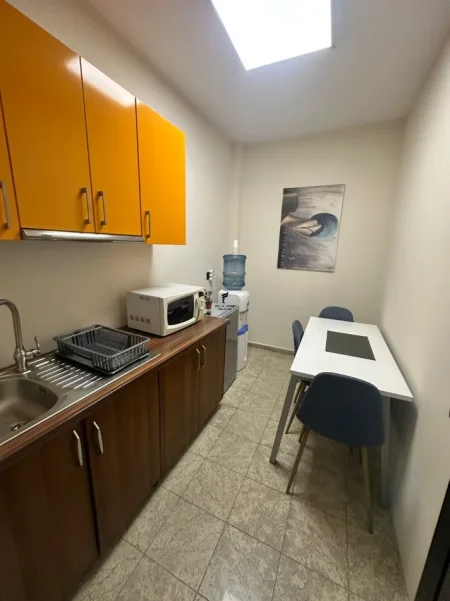 Tirane, jepet me qera zyre Kati 2, 140 m² 2.500 € (BLLOK)