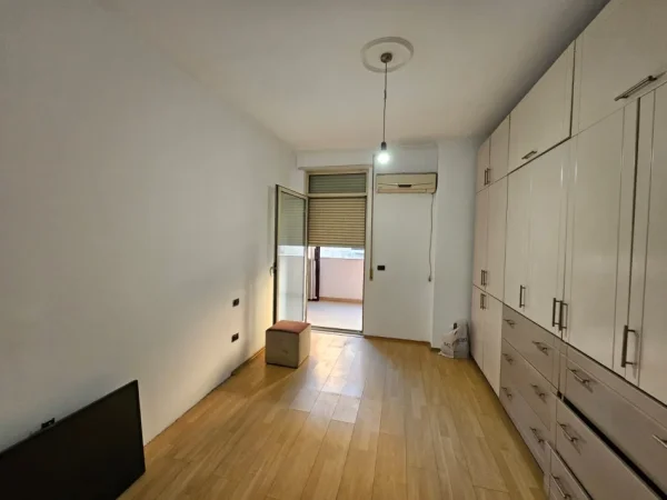 Tirane, jepet me qera apartament 2+1 Kati 3, 100 m² 600 € (Rruga Tefta Tashko Koco)