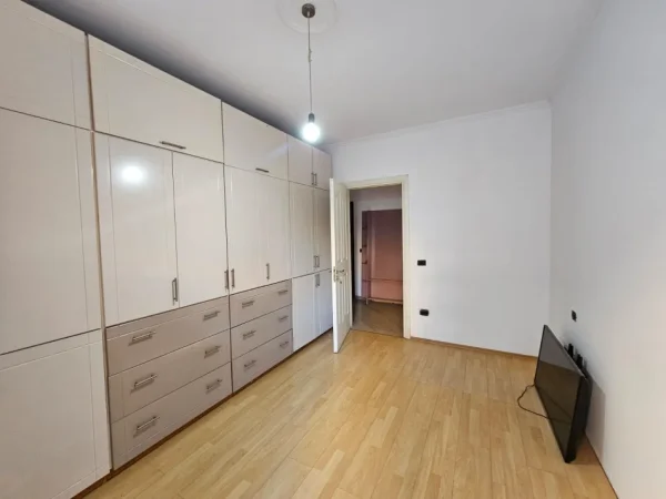Tirane, jepet me qera apartament 2+1 Kati 3, 100 m² 600 € (Rruga Tefta Tashko Koco)