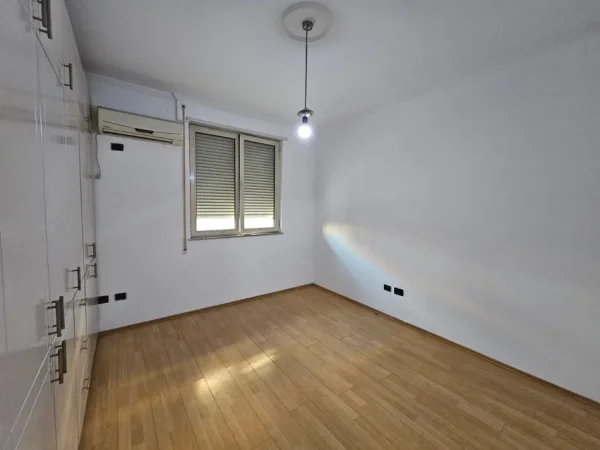 Tirane, jepet me qera apartament 2+1 Kati 3, 100 m² 600 € (Rruga Tefta Tashko Koco)