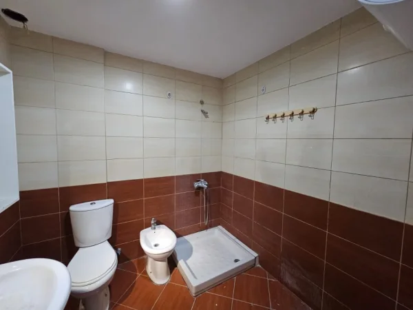 Tirane, jepet me qera apartament 2+1 Kati 3, 100 m² 600 € (Rruga Tefta Tashko Koco)