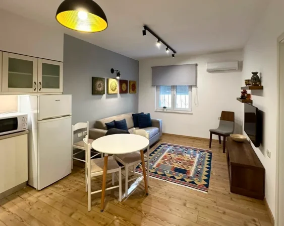 Tirane, jepet me qera apartament 1+1 Kati 1, 77 m² 641 € (Rruga e Elbasanit)