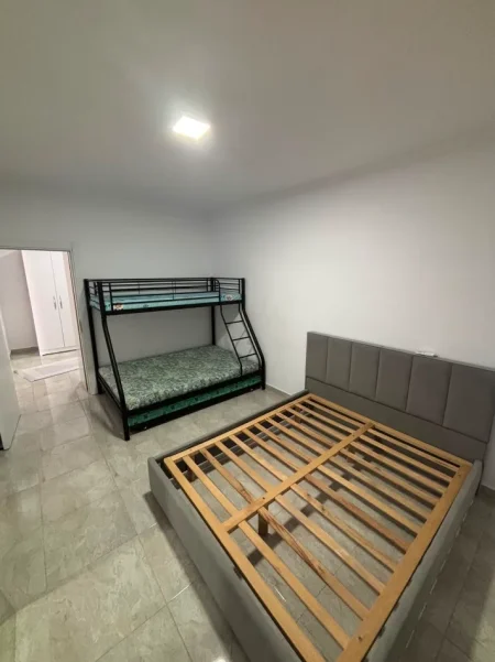 Tirane, jepet me qera apartament 1+1 Kati 3, 90 m² 400 € (Hotel Gaxherri ne Fresk)