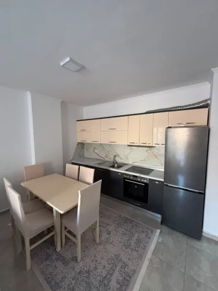 Tirane, jepet me qera apartament 1+1 Kati 3, 90 m² 400 € (Hotel Gaxherri ne Fresk)
