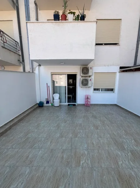 Tirane, jepet me qera apartament 1+1 Kati 3, 90 m² 400 € (Hotel Gaxherri ne Fresk)