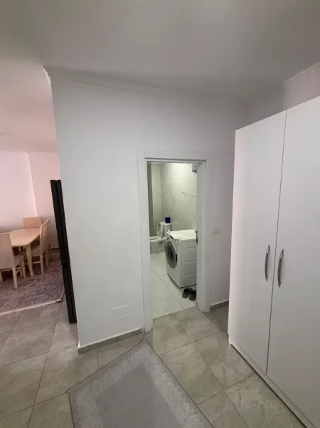 Tirane, jepet me qera apartament 1+1 Kati 3, 90 m² 400 € (Hotel Gaxherri ne Fresk)