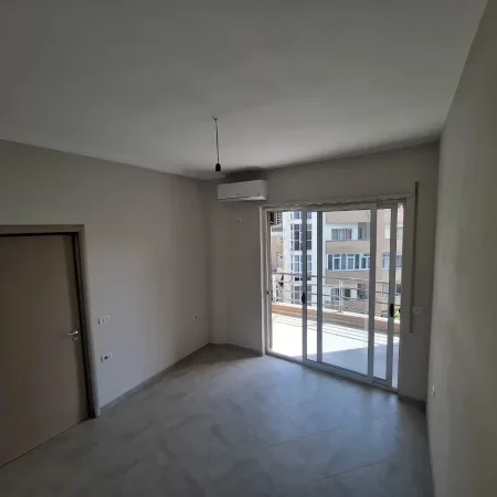 Tirane, jepet me qera apartament 2+1+Aneks+Ballkon Kati 3, 130 m² 450 € (Fresku)