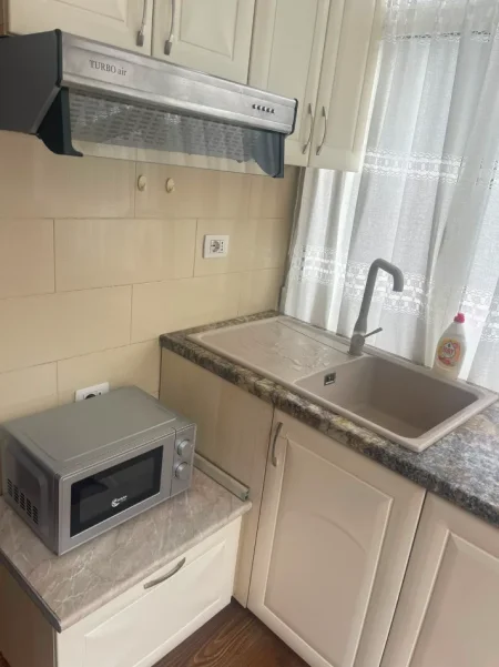 Tirane, jepet me qera garsonier 1+1 Kati 1, 40 m² 400 € (RRUGA E DIBRES)