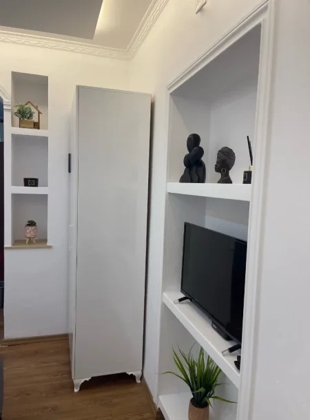 Tirane, jepet me qera garsonier 1+1 Kati 1, 40 m² 400 € (RRUGA E DIBRES)
