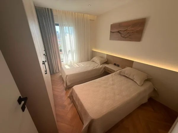 Tirane, shitet apartament 2+1+Ballkon Kati 7, 101 m² 230.000 € (Bulevardi Bajram Curri)