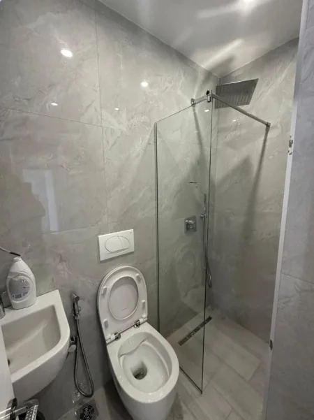 Tirane, jepet me qera apartament 1+1 Kati 3, 60 m² 550 € (Rruga Bardhyl)