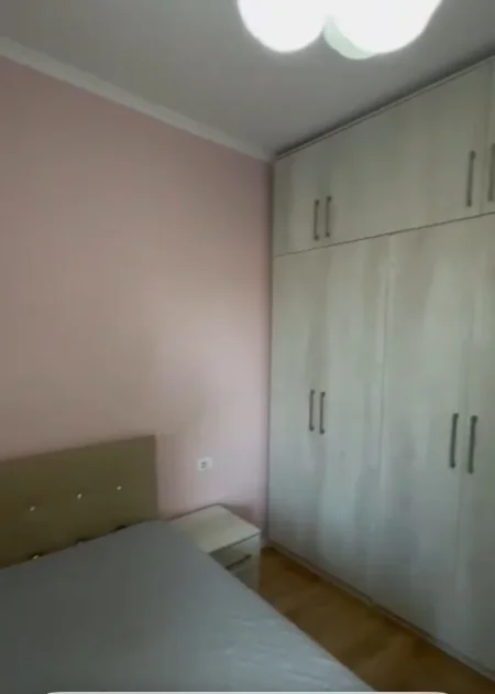 Tirane, jepet me qera apartament 1+1 Kati 3, 90 m² 500 € (LAPRAKE)
