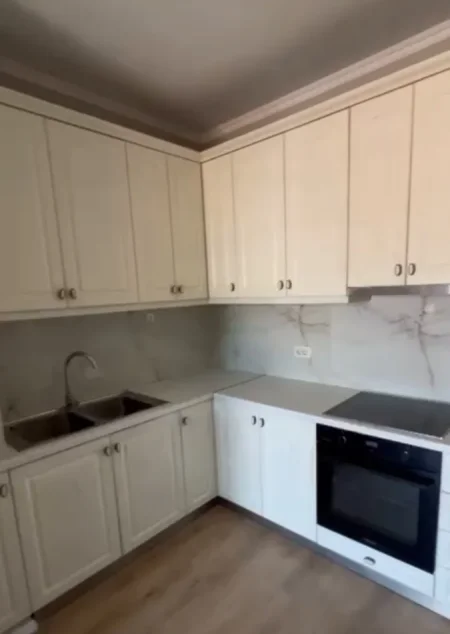 Tirane, jepet me qera apartament 1+1 Kati 3, 90 m² 500 € (LAPRAKE)