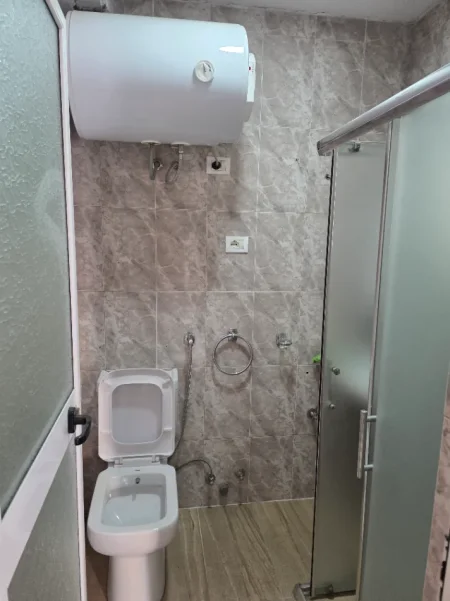 Tirane,Me Qera Apart tip.1+1,kati 1,pallat 5-kat,sip.57m²,qera 40'000 Leke/muaj,në rr I.Dollaku,300m nga Fusha/rr.Ali Demi,800m nga brryli/Lana Tirane