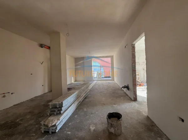 Tirane, shitet apartament 4+1 Kati 16, 226 m² (Komuna e Parisit)