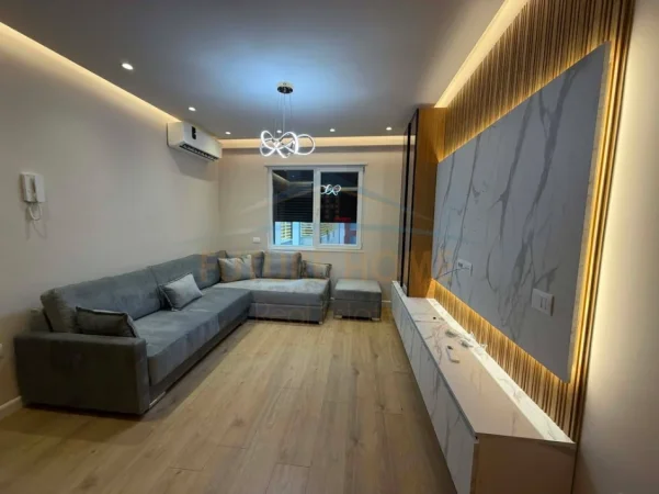 Tirane, jepet me qera apartament 1+1 Kati 3, 65 m² 600 € (Laprake)