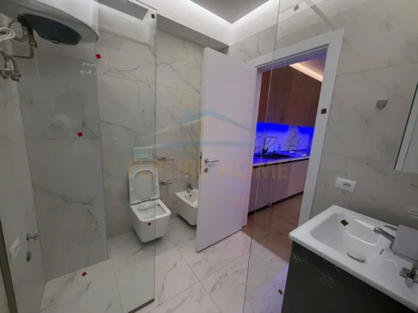 Tirane, jepet me qera apartament 1+1 Kati 3, 65 m² 600 € (Laprake)