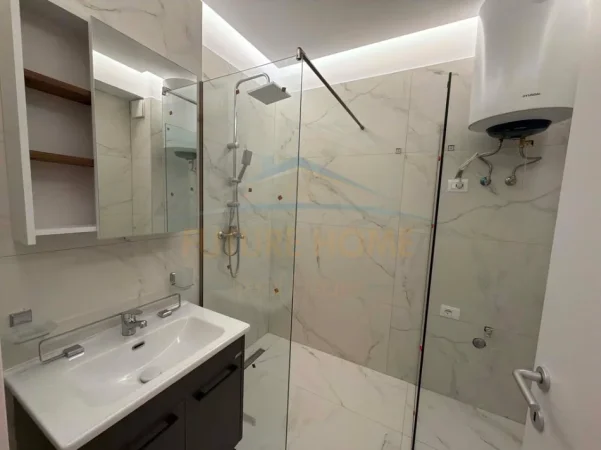 Tirane, jepet me qera apartament 1+1 Kati 3, 65 m² 600 € (Laprake)