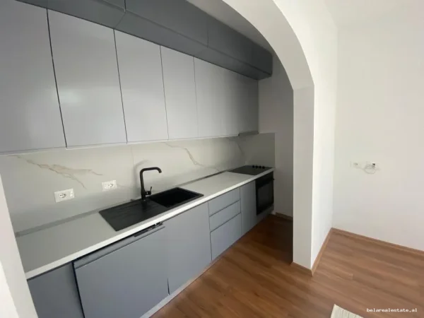 Tirane, jepet me qera apartament 2+1+Ballkon Kati 4, 90 m² 480 € (Fresk)