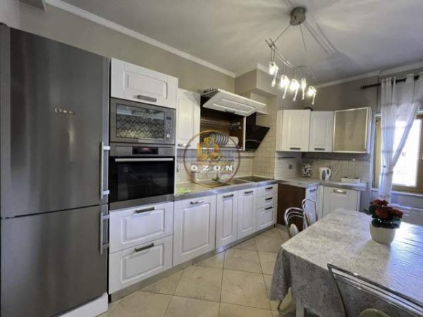 Tirane, jepet me qera apartament 3+1 Kati 9, 164 m² 1.200 Euro (Rruga e Barrikadave)