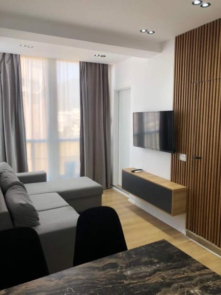 Tirane, shitet apartament i ndare ne tre hyrje 1+1 dhe 1 garsoniere  Kati 8, 140 m² 420.000 Euro qender