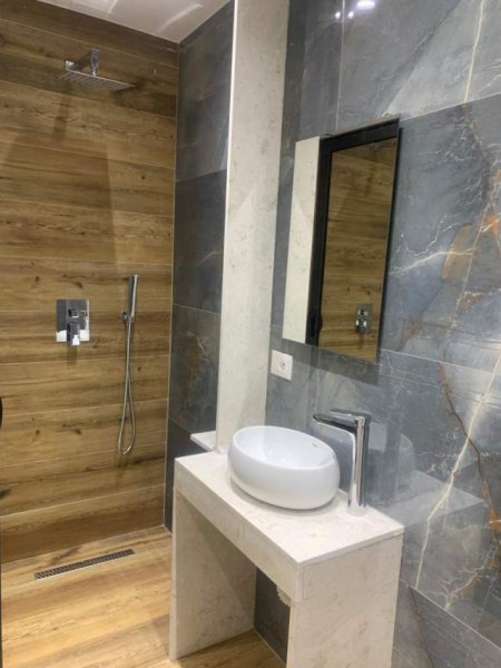 Tirane, shitet apartament i ndare ne tre hyrje 1+1 dhe 1 garsoniere  Kati 8, 140 m² 420.000 Euro qender