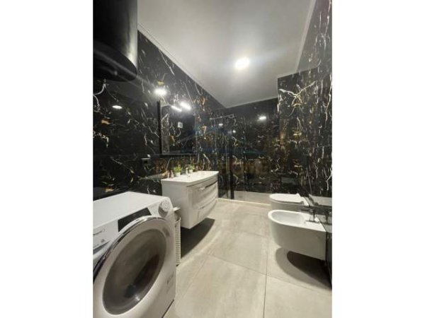 Tirane, jepet me qera apartament 3+1 Kati 9, 124 m² 650 Euro (DB35418)