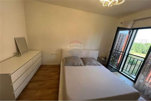 Tirane, jepet me qera apartament 1+1 70 m² 550 Euro (Fusha e Aviacionit)