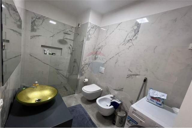 Tirane, jepet me qera apartament 1+1 70 m² 550 Euro (Fusha e Aviacionit)