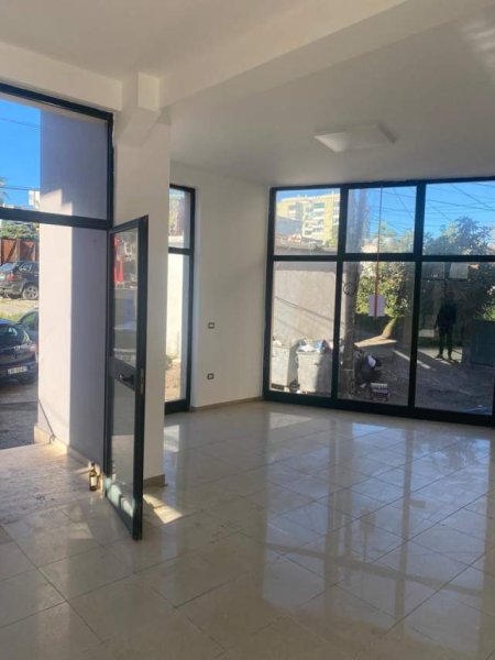 Durres, jepet me qera dyqan Kati 1, 80 m² 750 Euro (Prane Bashkise Durres)