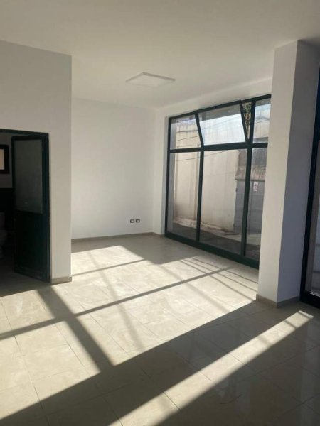 Durres, jepet me qera dyqan Kati 1, 80 m² 750 Euro (Prane Bashkise Durres)