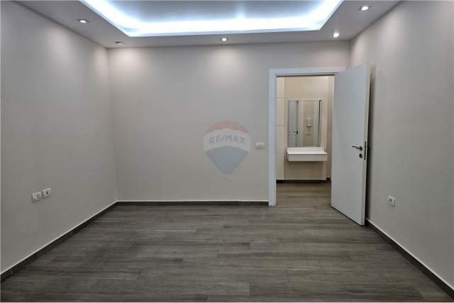 Tirane, jepet me qera apartament 1+1 Kati 1, 70 m² 490 Euro (Komuna e Parisit)