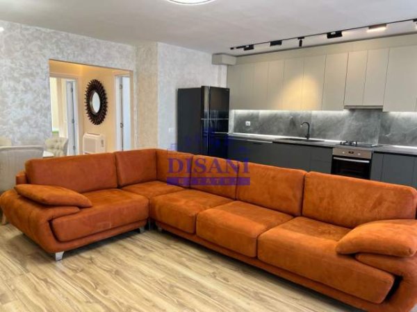 Tirane, jepet me qera apartament Kati 2, 900 Euro (Liqeni Artificial)