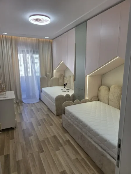 Tirane, jepet me qera apartament 2+1 Kati 7, 117 m² 1.100 € (ISH FUSHA E AVIACIONIT)