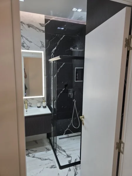 Tirane, jepet me qera apartament 2+1 Kati 7, 117 m² 1.100 € (ISH FUSHA E AVIACIONIT)
