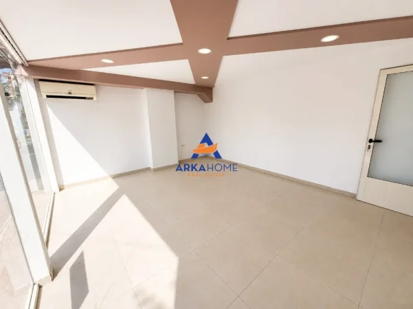 Tirane, jepet me qera ambjent biznesi Kati 0, 65 m² 1.072 € 