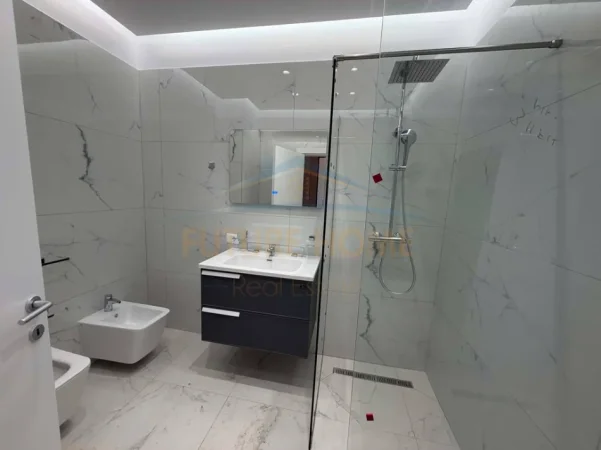 Tirane, jepet me qera apartament 1+1 , 75 m² 650 € (Kompleksi E-88, Rruga Dritan Hoxha)