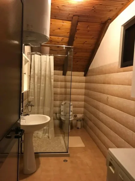 Tirane, jepet me qera apartament 2+1 Kati 3, 120 m² 600 € (Xhamlliku)