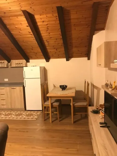 Tirane, jepet me qera apartament 2+1 Kati 3, 120 m² 600 € (Xhamlliku)