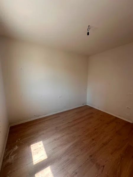 Tirane, shitet apartament 2+1+Aneks+Ballkon Kati 3, 94 m² 150.000 € (Yzberisht)
